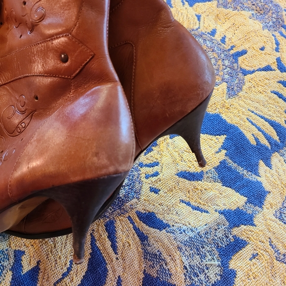 Two Lips Leather Ankle Boots - Picture 5 of 11